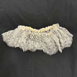 Bridal lace garter with detachable floral brooch